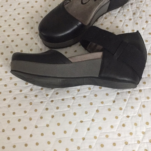 OTBT Closed Toed Wedges - Picture 4 of 6